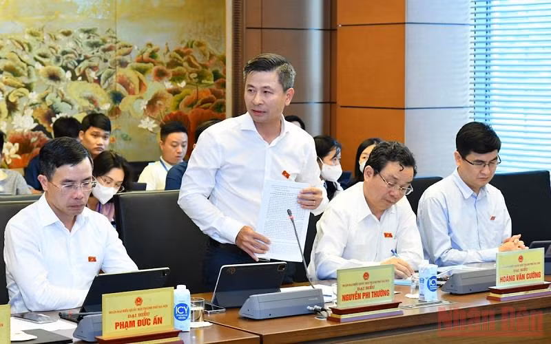 Đại biểu Nguyễn Phi Thường (Hà Nội) phát biểu thảo luận tại tổ về dự án Luật Thực hiện dân chủ ở cơ sở. (Ảnh: KHOA NGUYÊN)