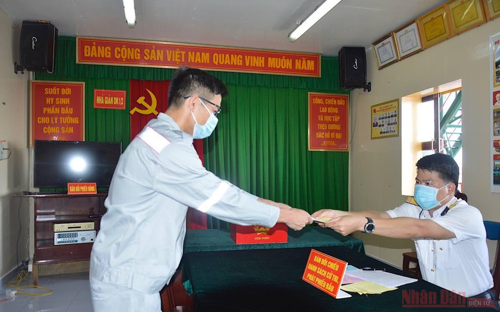 Đối chiếu danh sách và phát phiếu bầu cho các cử tri tại Nhà giàn DK1/17. (Ảnh: BTL Vùng 2 Hải quân) Bầu cử ở Trường Sa -1