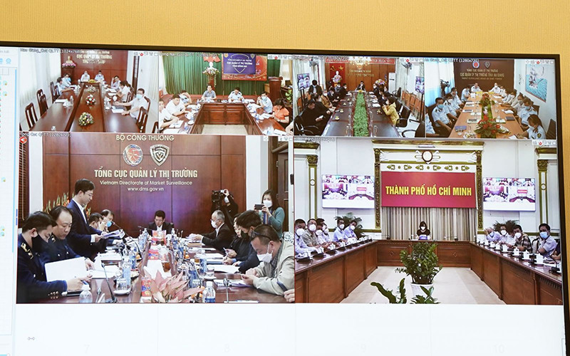 Cuộc họp diễn ra theo hình thức trực tiếp kết hợp trực tuyến. Bộ Công Thương làm rõ nguyên nhân khan hiếm xăng dầu -0