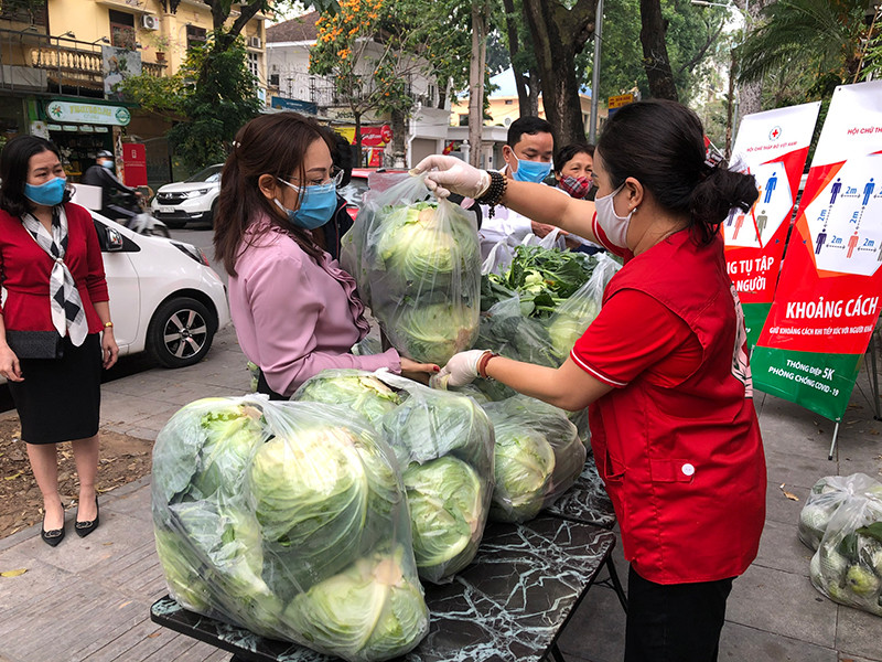Người dân cùng chung tay giải cứu nông sản tại trụ sở T.Ư Hội CTĐ Việt Nam, Hà Nội. Phát động Chiến dịch “Chung sức cùng người dân tiêu thụ nông sản” -0