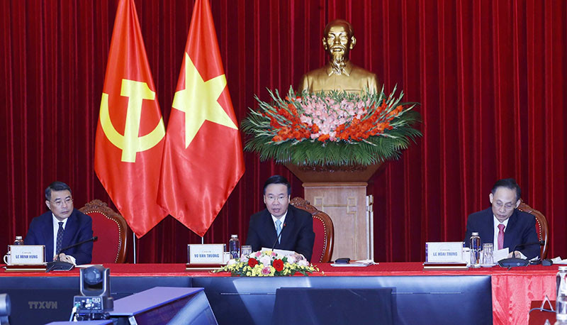 Thường trực Ban Bí thư Võ Văn Thưởng, Chánh Văn phòng Trung ương Lê Minh Hưng, Trưởng Ban Đối ngoại Trung ương Lê Hoài Trung dự hội nghị. (Ảnh: TTXVN) Việt Nam dự Hội nghị liên đảng quốc tế về những thách thức toàn cầu -0