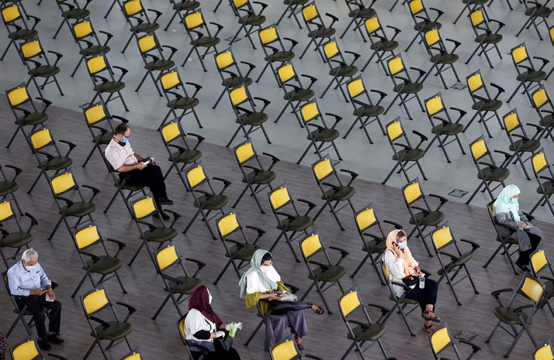 Người dân Iran chờ tiêm ngừa Covid-19 tại 1 trung tâm tiêm chủng ở Tehran, Iran. (Ảnh: WANA/Reuters) Châu Âu chiếm gần 70% số ca nhiễm Covid-19 toàn cầu 24 giờ qua -0