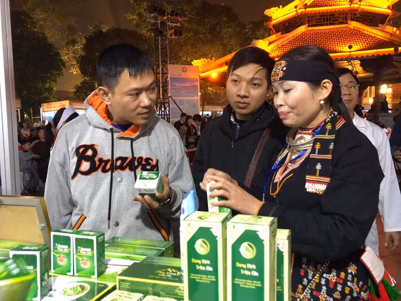 Du khách tham quan, tìm hiểu các sản vật của tỉnh Hòa Bình.