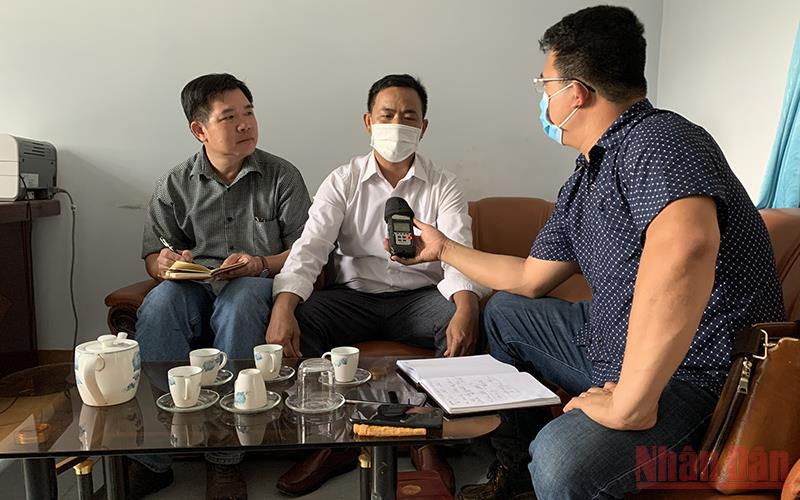 Ông Vũ Văn Quảng, Phó Chủ tịch Ủy ban nhân dân xã Ya Tờ Mốt (người ngồi giữa) trong một lần làm việc với phóng viên Báo Nhân Dân và các báo về vụ phá rừng nghiêm trọng này. Kỷ luật cảnh cáo Chủ tịch và Phó Chủ tịch Ủy ban nhân dân xã Ya Tờ Mốt về vụ để mất 382,07ha rừng tự nhiên -0
