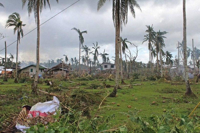 Nhà cửa và cây cối bị hư hại do siêu bão Rai ở tỉnh Surigao del Norte, Philippines, ngày 18/12/2021. (Ảnh: Cảnh sát biển Philippines) Núi lửa Semeru tiếp tục phun trào, Indonesia phát cảnh báo khẩn -0