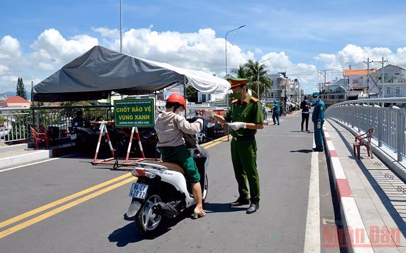 Lực lượng chức năng kiểm soát chặt người và phương tiện đi vào “vùng xanh”, khu vực an toàn bảo đảm phòng, chống dịch Covid1-9 phía bắc TP Phan Thiết (Bình Thuận).