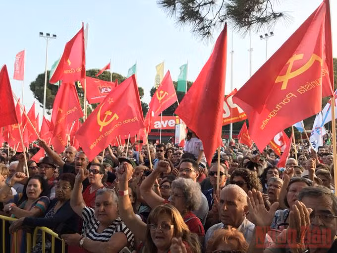 Biểu dương lực lượng ủng hộ Đảng Cộng sản Bồ Đào Nha (PCP) tại hội báo Avante lần thứ 42, tháng 9/2018.