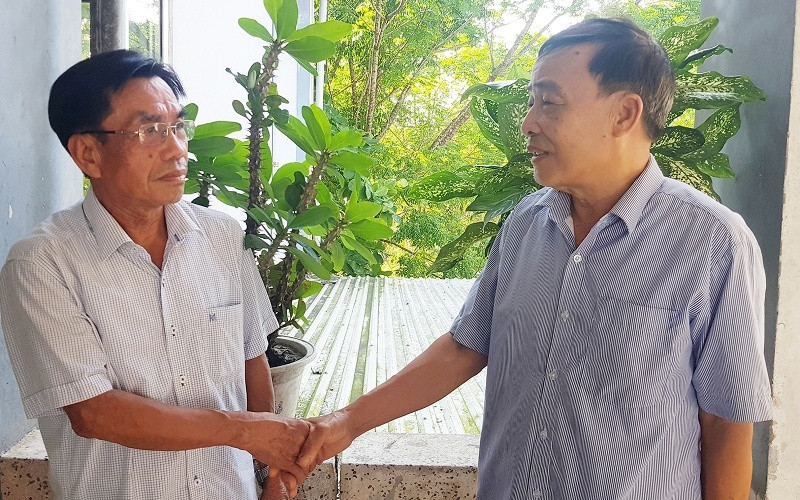 Ông Lê Phước Chiểu (bên trái) và ông Lê Thanh Ngạnh luôn mong muốn đất nước vĩnh viễn xóa đi vết thương chiến tranh để hòa hợp dân tộc. 50 năm nối nhịp đôi bờ Hiền Lương-Bến Hải - Kỳ 2: Trông con, đợi nước nhà thống nhất -0