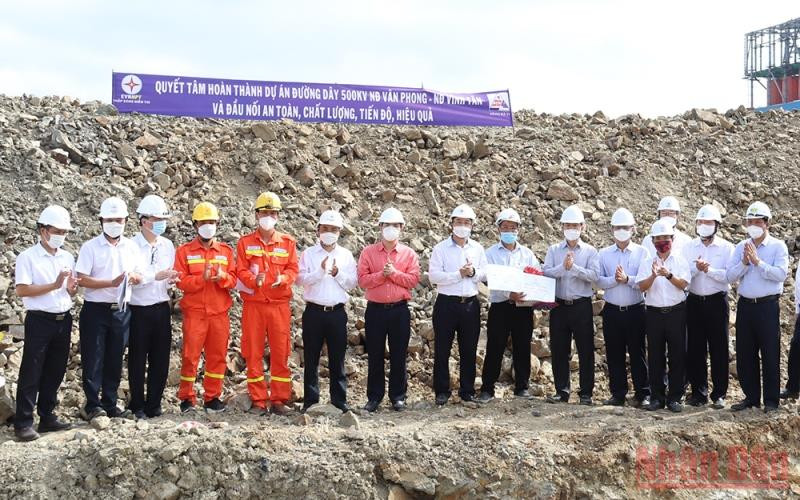 Lãnh đạo EVN và EVNNPT tặng quà động viên công nhân thi công trong những ngày Tết âm lịch. Thi công xuyên Tết, bảo đảm tiến độ cụm dự án giải tỏa công suất nhà máy nhiệt điện BOT Vân Phong 1 -0