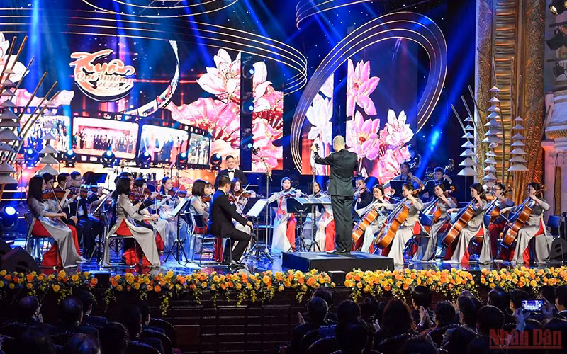 Biểu diễn hòa nhạc tại Chương trình Xuân quê hương 2022. 
