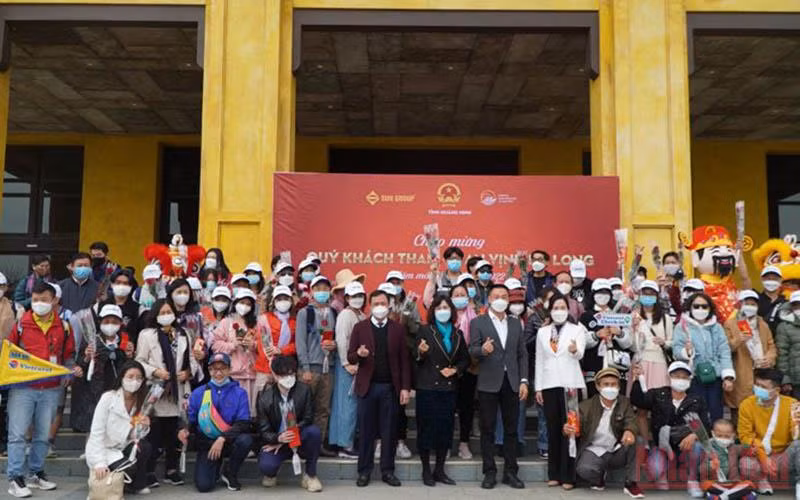 Lãnh đạo tỉnh Quảng Ninh chào đón đoàn khách du lịch đến "xông" đất Hạ Long, Quảng Ninh.