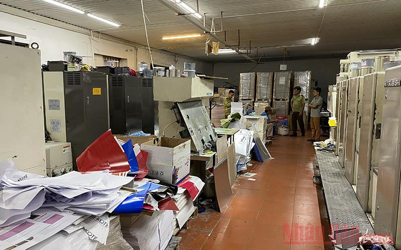 Lực lượng chức năng kiểm tra một cơ sở in tại Hà Nội. Cần có chế tài mạnh để xử lý việc in lậu các sản phẩm không đúng quy định -0
