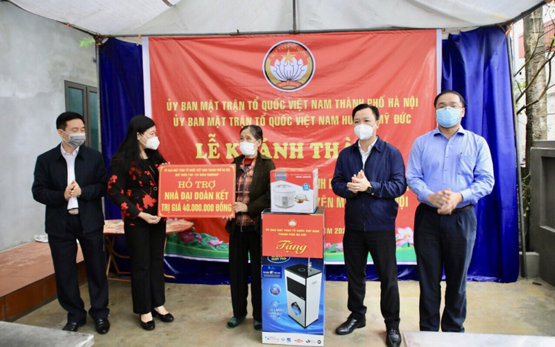 Gia đình bà Nguyễn Thị Sợi xã An Tiến, huyện Mỹ Đức đón nhận hỗ trợ và khánh thành nhà Đại đoạn kết. Hà Nội khánh thành 15 nhà Đại đoàn kết tặng người nghèo -0