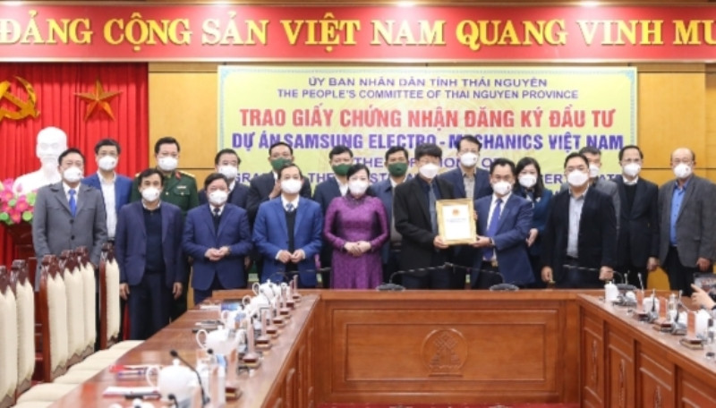 Lãnh đạo tỉnh Thái Nguyên trao Giấy chứng nhận cho SEMV đầu tư thêm 920 triệu USD vào địa phương. Động lực mới ở Thái Nguyên -0