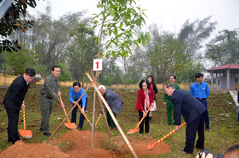 Đồng chí Trương Thị Mai và các đại biểu trồng cây lưu niệm tại Khu di tích Nà Tu. Kỷ niệm 70 năm ngày Bác Hồ tặng thơ Thanh niên xung phong -0