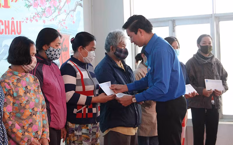 Tặng quà cho người nghèo trên địa bàn quận Hải Châu.