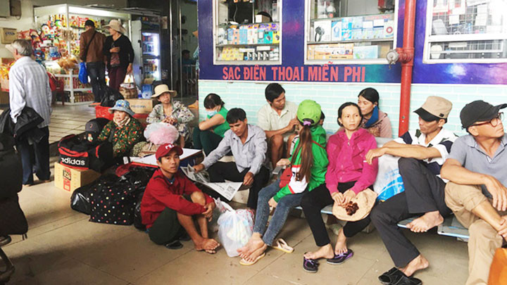 Nhiều người vạ vật chờ đợi mua vé tại bến xe Miền Đông.