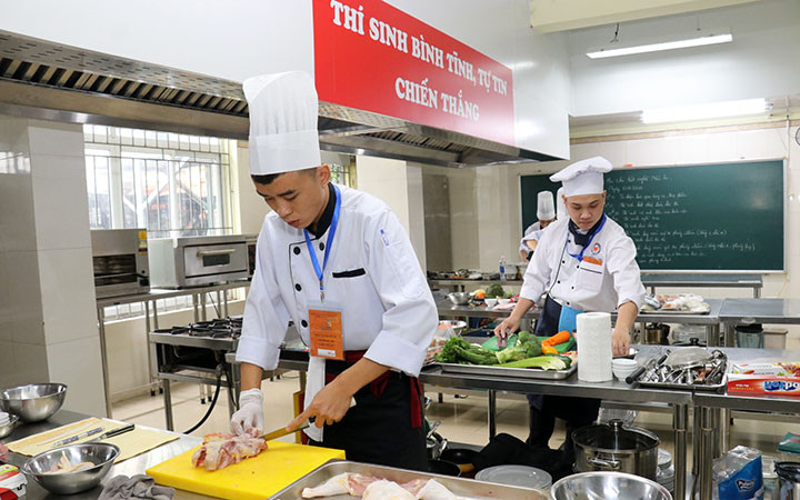 Thí sinh dự thi nghề nấu ăn tại Kỳ thi Kỹ năng nghề quốc gia năm 2020 (Ảnh minh họa: Chí Tâm).