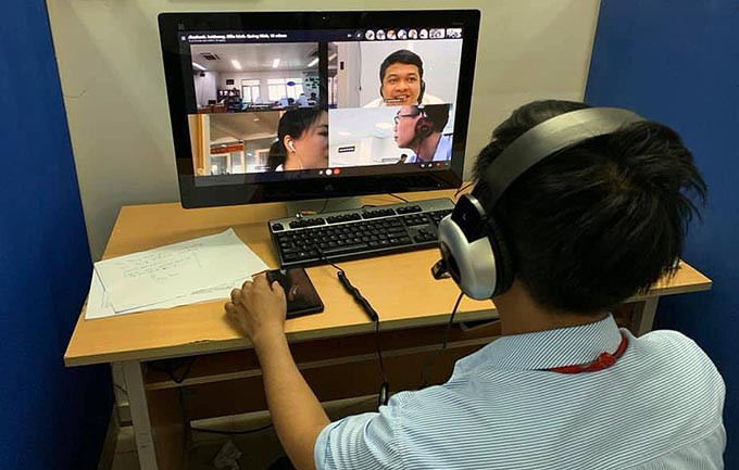 Trao đổi tuyển dụng trực tuyến (Ảnh: HCES). Gỡ vướng cho hệ thống trung tâm dịch vụ việc làm -0