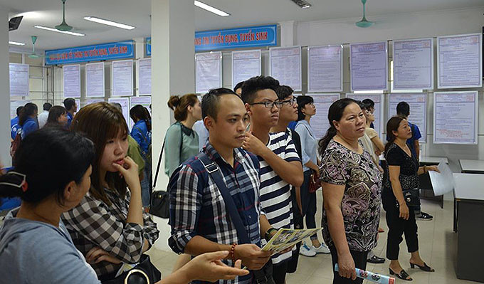 Người lao động tìm hiểu thông tin về việc làm (Ảnh; HCES). Gỡ vướng cho hệ thống trung tâm dịch vụ việc làm -0
