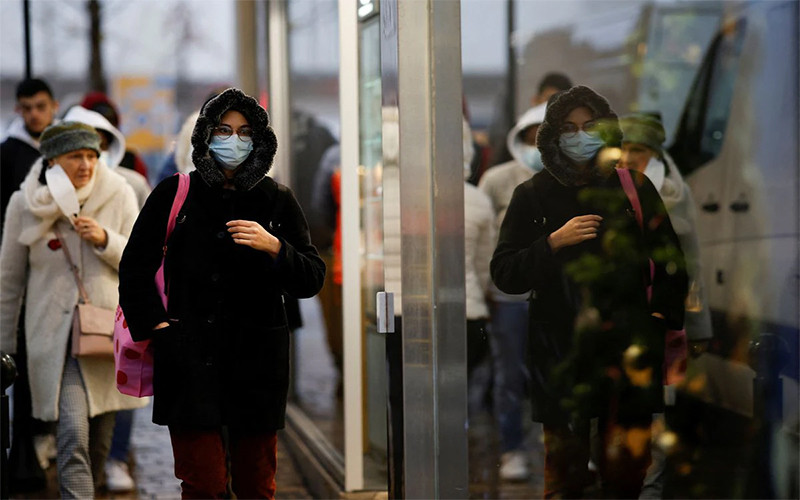 Người dân tại Nantes, Pháp, đeo khẩu trang khi ra đường. (Ảnh: Reuters)