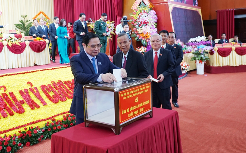 Đồng chí Phạm Minh Chính và các đại biểu dự Đại hội Đảng bộ tỉnh Sóc Trăng quyên góp ủng hộ đồng bào miền trung đang gặp thiên tai, lũ lụt. Đại hội đại biểu Đảng bộ tỉnh Sóc Trăng khai mạc -0