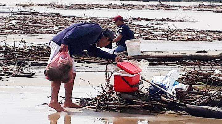 Xem bạn đánh được nhiều cá không. Sông Thu Bồn mùa lũ -0