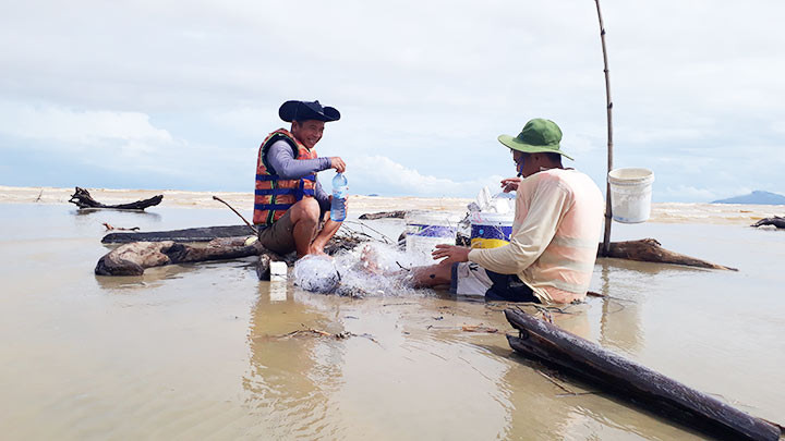 Phút nghỉ ngơi. Sông Thu Bồn mùa lũ -0