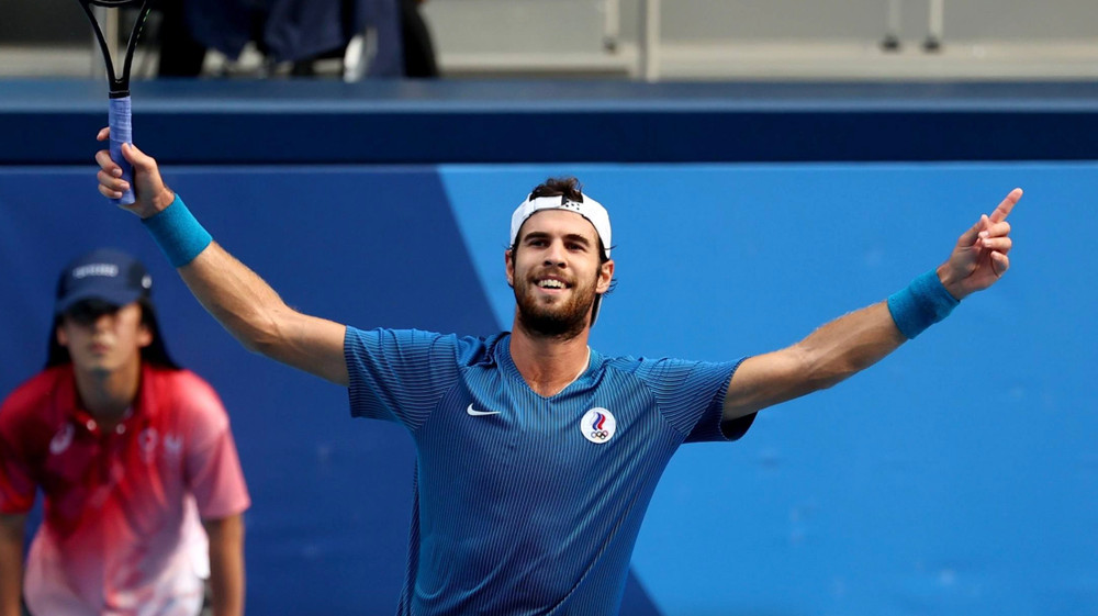 Karen Khachanov ăn mừng chiến thắng. (Ảnh: Reuters) Bán kết tennis nam: Số 1 thế giới Djokovic bất ngờ thất bại trước Alexander Zverez -0