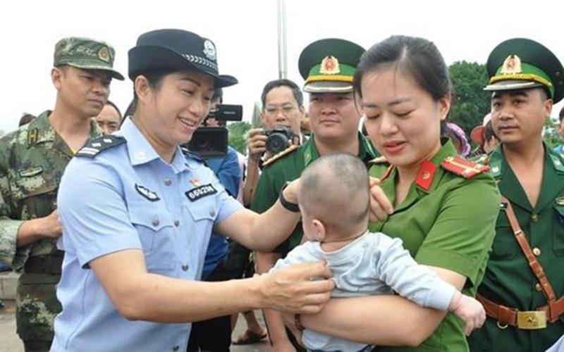 Lực lượng chức năng Việt Nam tiếp nhận một em bé bị bán ra nước ngoài. Công tác phòng, chống mua bán người cần sự tham gia của cả cộng đồng -0