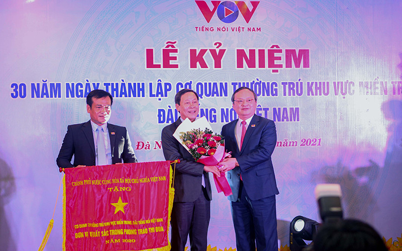 Trao cờ Thi đua của Chính phủ cho tập thể cán bộ, phóng viên, nhân viên VOV miền trung.