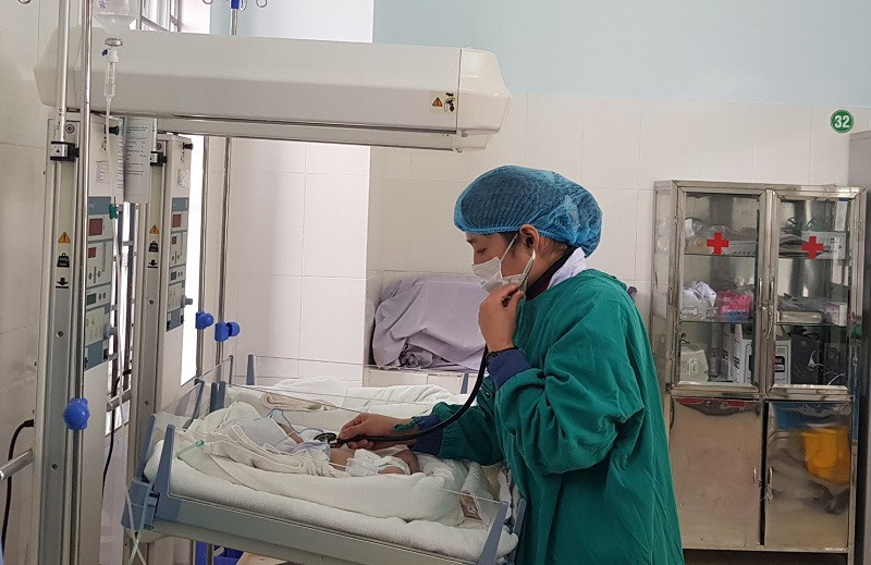 Nhiều trẻ sinh non nặng 7-8 lạng đã được nuôi thành công. Trẻ sinh non được nuôi sống khỏe mạnh tại bệnh viện tuyến huyện -0