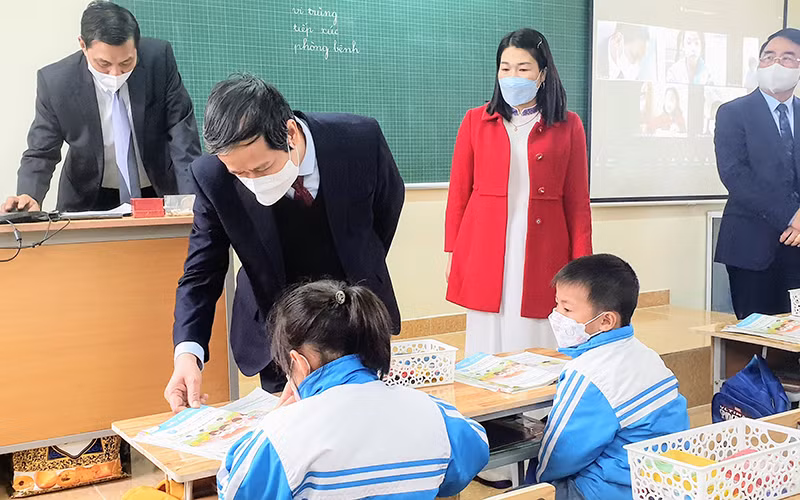 Bộ trưởng Nguyễn Kim Sơn kiểm tra việc dạy và học trực tiếp tại Trường tiểu học Minh Tân, huyện Thủy Nguyên (thành phố Hải Phòng) sáng 9/2.