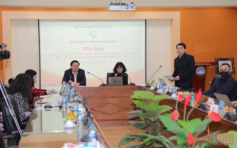 Tọa đàm được tổ chức trực tiếp kết hợp trực tuyến.