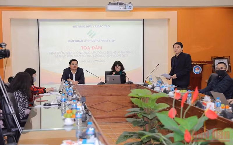 Tọa đàm được tổ chức trực tiếp kết hợp trực tuyến.