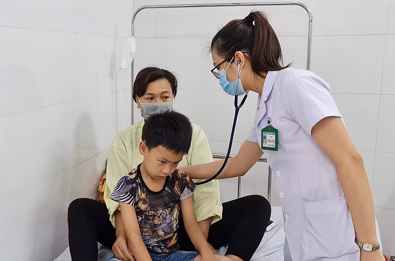 Thăm khám các bệnh nhân nhi bị nghi mắc bệnh viêm màng não do virus.