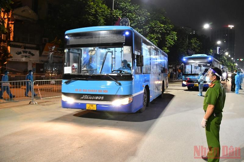 Theo phương án đề ra, công tác di dời người dân diễn ra trong 3 ngày (bắt đầu từ tối 1/9). Mỗi đợt vận chuyển khoảng 150 -200 công dân và đi theo cụm gia đình nhằm tránh lây nhiễm chéo cũng như có thêm điều kiện hỗ trợ nhau. Di dời người dân tại “điểm đỏ” phường Thanh Xuân Trung đến nơi an toàn -0