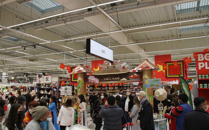 Siêu thị Carrefour ở thành phố Collégien sôi động trong ngày đầu của Tuần hàng Việt Nam. Tuần hàng Việt Nam đầu tiên trong hệ thống siêu thị Carrefour ở Pháp -0