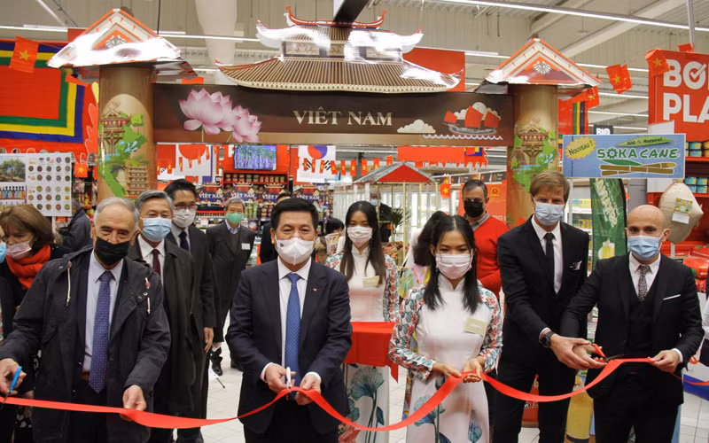 Bộ trưởng Nguyễn Hồng Diên cùng đại diện Tập đoàn Carrefour và Công ty T&T FOODS cắt băng khai mạc Tuần hàng Việt Nam.