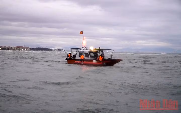 Hiện trường tìm kiếm nạn nhân của vụ lật ca-nô ở biển Cửa Đại (Hội An, Quảng Nam) vào ngày 26/2/2022 khiến 17 người tử vong do đuối nước, trong đó có nhiều trẻ em. (Ảnh: Tấn Nguyên)