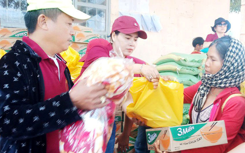 Tặng quà các hộ đồng bào dân tộc thiểu số nghèo tại xã Ia Phang, huyện Chư Pưh (Gia Lai). Tập huấn truyền thông về chăm sóc sức khỏe sinh sản cho phụ nữ và thanh niên DTTS -0