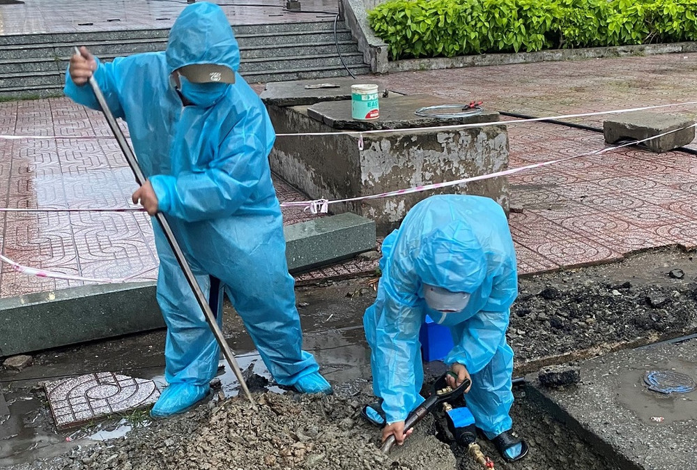 Công nhân công ty Sawaco làm việc trong thời điểm TP Hồ Chí Minh thực hiện giãn cách do ảnh hưởng bởi đại dịch Covid-19.