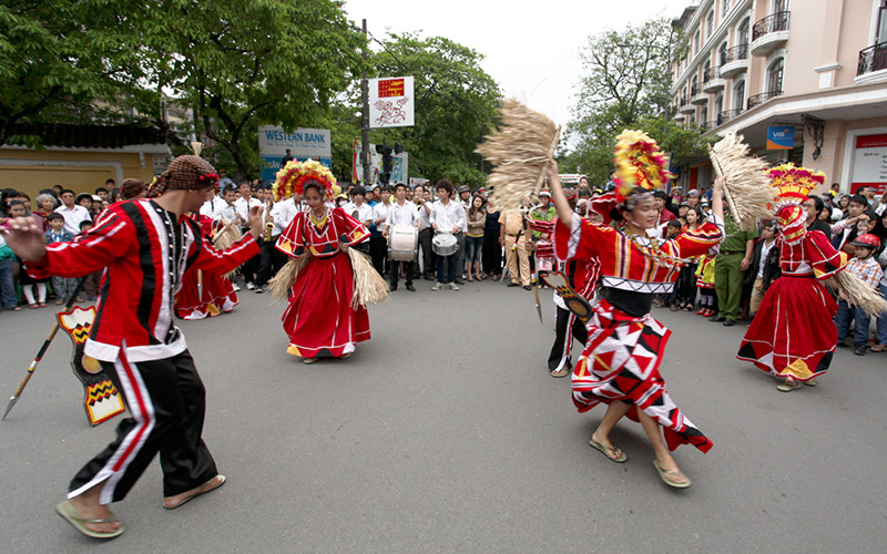 Lễ hội đường phố của Festival Huế luôn thu hút đông đảo người dân, du khách. Xây dựng thương hiệu Festival Huế bốn mùa -0