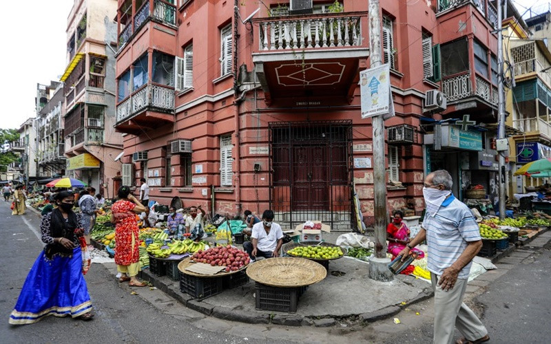 Người dân đeo khẩu trang khi đến khu chợ rau quả tại Kolkata, Ấn Độ, ngày 15-9. (Ảnh: AP)