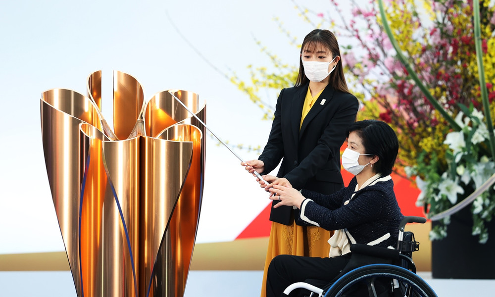 Nữ diễn viên Satomi Ishihara (trái) và vận động viên Paralympic Aki Taguchi thắp sáng vạc lửa trong lễ khai mạc. Lễ rước đuốc Olympic Tokyo chính thức bắt đầu -0
