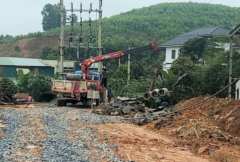 Xe máy của xưởng chế biến chè Truyền Thống đang lắp đặt hệ thống cống thoát nước trong ngày 12/2. Chuyện lạ ở Thanh Mai -0