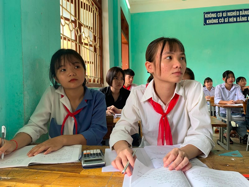 Lê Vân Anh cùng các bạn trong lớp. Lá thư và tình người -0
