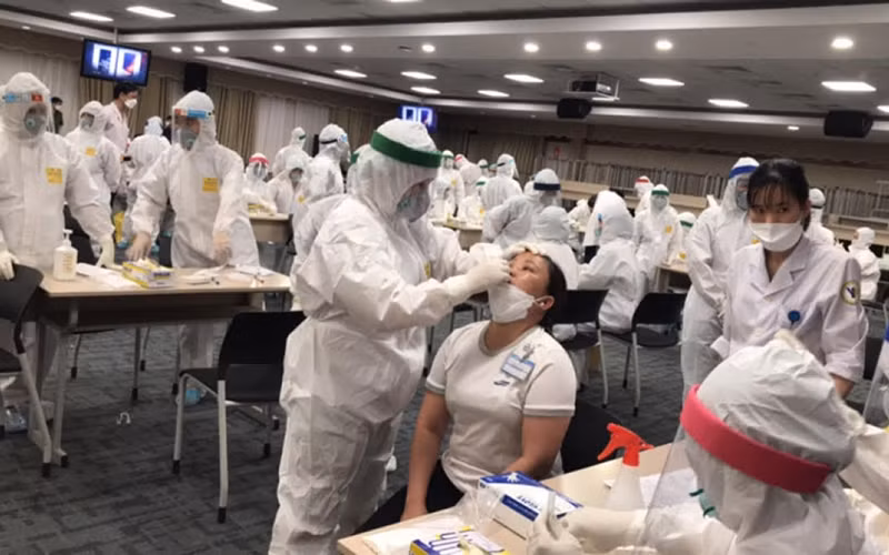 Ban Quản lý KCX-KCN TP Hồ Chí Minh phối hợp Trung tâm y tế lấy mẫu xét nghiệm sàng lọc Covid-19 ngẫu nhiên tại một công ty ở KCX Tân Thuận (quận 7, TP Hồ Chí Minh).