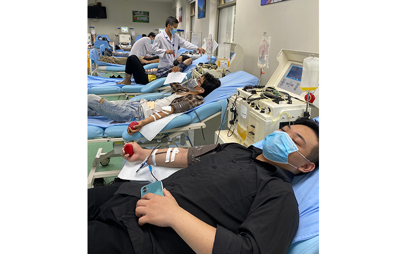 Anh Phạm Anh Tú (bên phải) lần đầu đi hiến tiểu cầu. Giọt máu nghĩa tình -0