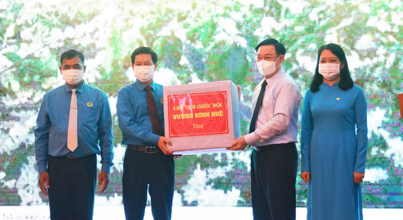 Chủ tịch Quốc hội Vương Đình Huệ tặng quà cho Liên đoàn Lao động tỉnh Đắk Lắk. Chủ tịch Quốc hội Vương Đình Huệ làm việc với Ban Thường vụ Tỉnh ủy Đắk Lắk -0